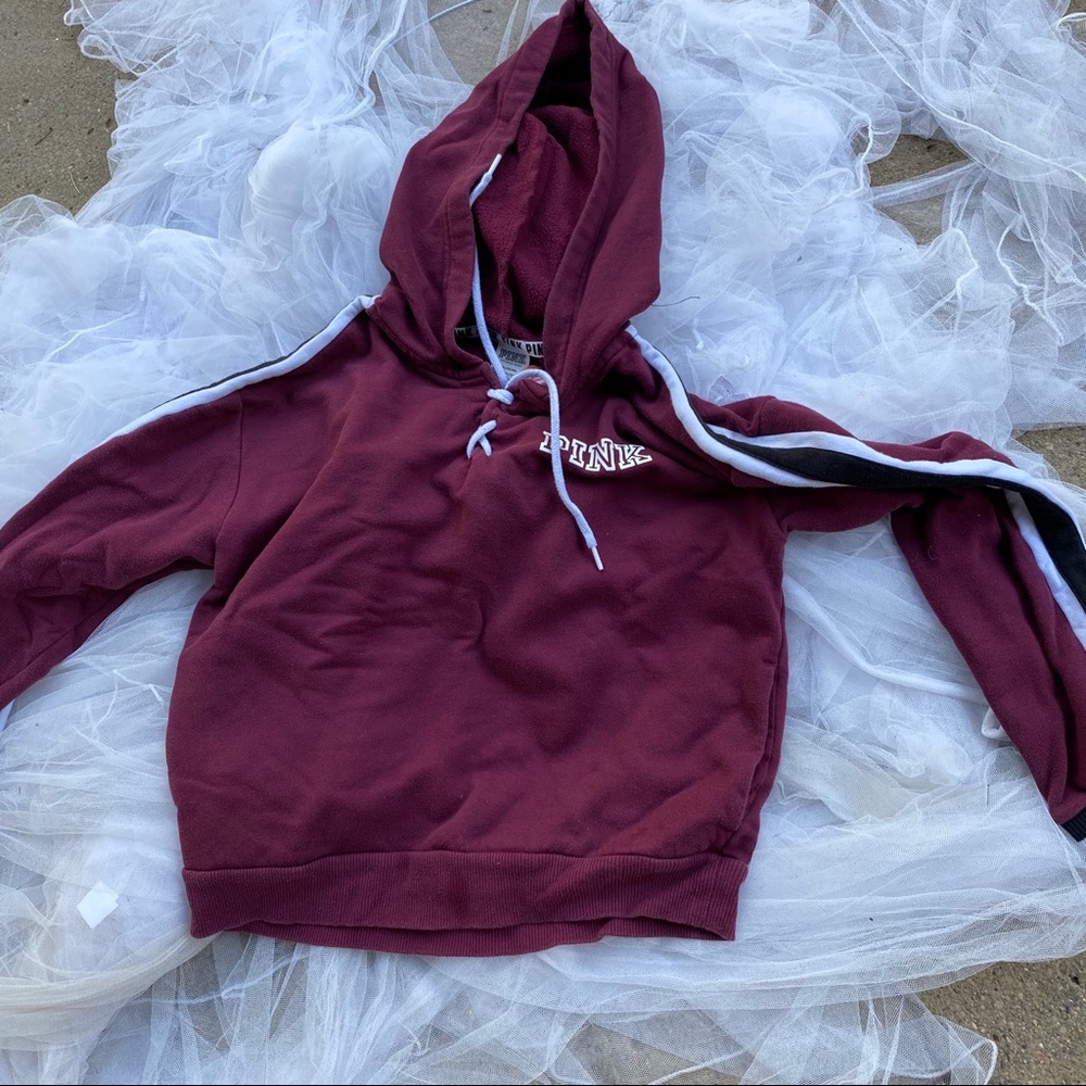 Cross string sweatshirt.